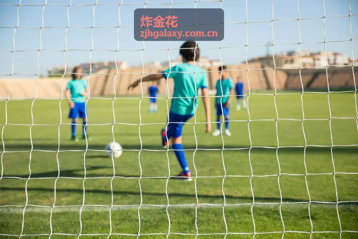 炸金花聚会结束后整理牌桌的场景